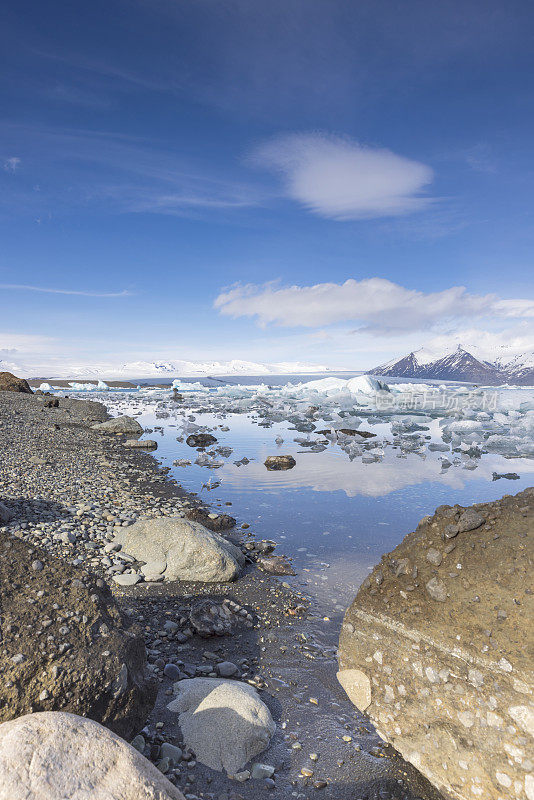 icebergs floating on the glacier lagoon from the Vatnajokull Glacier at Vatnajökull National Park